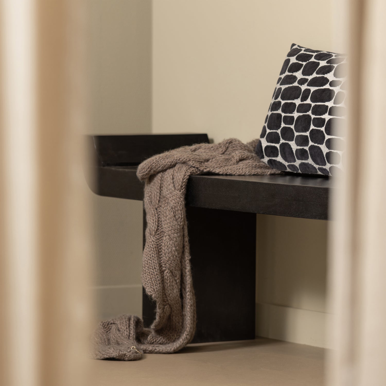 LOX BENCH WITH RAISED EDGES WOOD BLACK