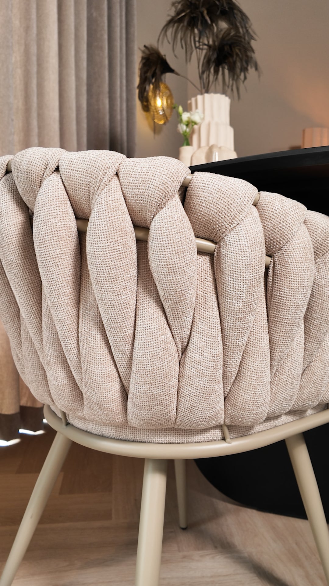 Beige eetkamerstoel met beige poten