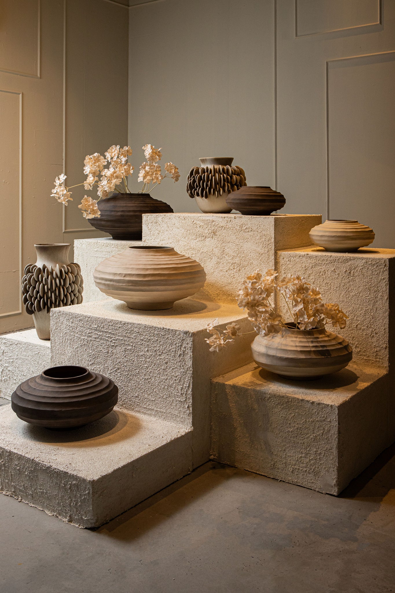 Wina Beige ceramic vase with round scales low S