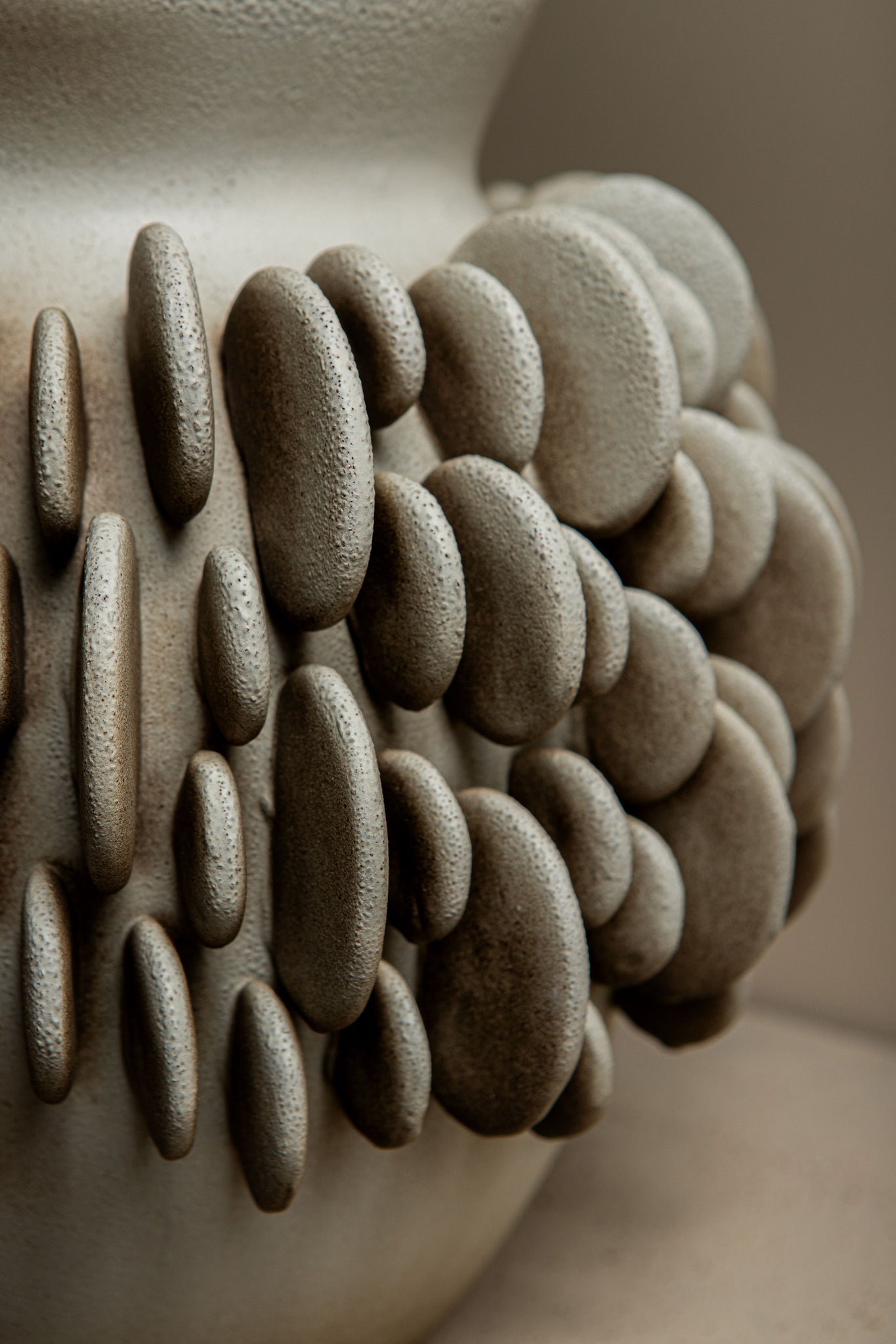 Wina Beige ceramic vase with round scales low S