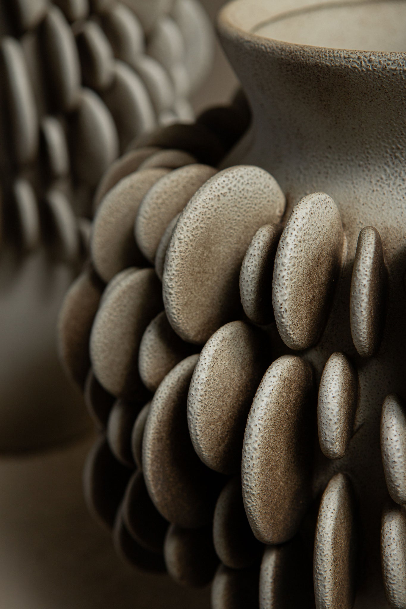 Wina Beige ceramic vase with round scales low S