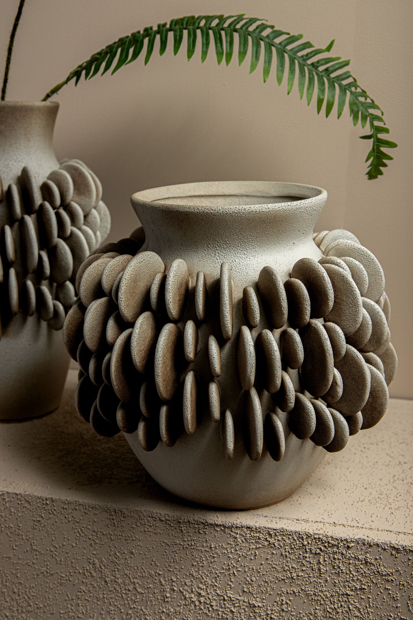 Wina Beige ceramic vase with round scales low S