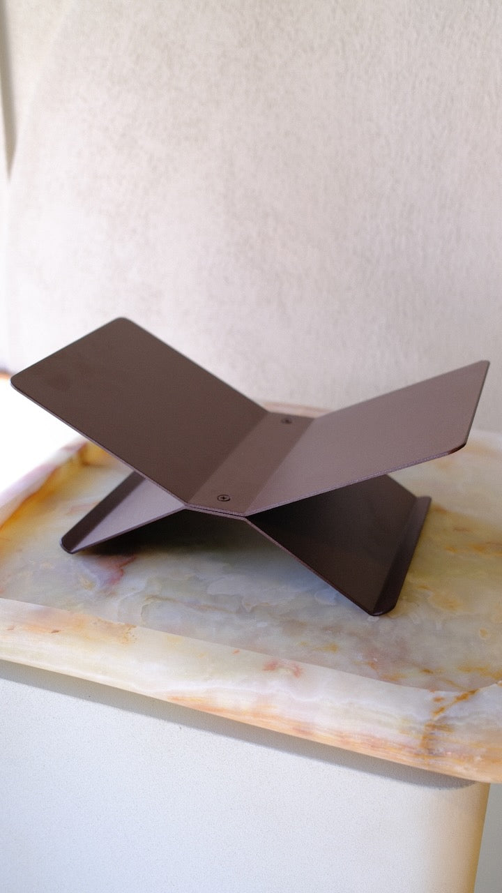 Brook book stand lying down